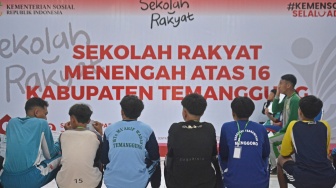 Sejumlah siswa sekolah rakyat antre pemeriksaan kesehatan di Sentra Terpadu Kartini, Temanggung, Jawa Tengah, Senin (14/7/2025). [ANTARA FOTO/Anis Efizudin/rwa]