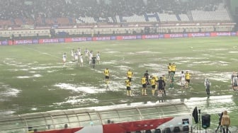 Oxford United Main di Kubangan, 'Banjir' Si Jalak Harupat Jadi Sorotan Media Asing