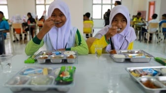 Siswa Makan Bergizi Gratis (MBG) pada pembukaan masa pengenalan lingkungan sekolah (MPLS) di Sekolah Rakyat Menengah Pertama (SRMP) Sentra Handayani, Jakarta, Senin (14/7/2025). [Suara.com/Alfian Winanto]