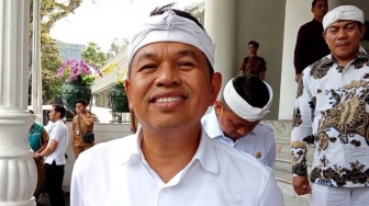 Siswa Baru Lesehan Tak Dapat Meja Buntut Kebijakan Rombel, KDM: Biar Saya yang Belikan