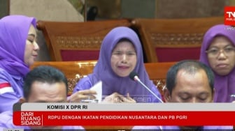 Guru Honorer R4 Nangis di DPR: Kami Dipinggirkan, Kapan Honorer Diangkat PPPK?