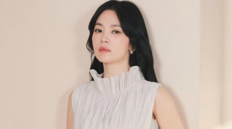 Elegan Setiap Saat, 4 Padu Padan Outfit ala Song Hye Kyo yang Patut Dicoba