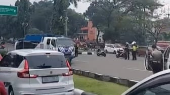 Banting Setir, Truk Boks Muatan Air Mineral Terguling di Jalan Tegar Beriman Cibinong