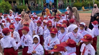 Drama Lucu Hari Pertama Sekolah di Pontianak: Tangis, Rebutan Kursi, hingga Strategi Orang Tua