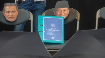 Massa dari Koalisi Masyarakat Sipil saat menggelar aksi di Pintu Gerbang Pancadila gedung DPR RI, Jakarta, Senin (14/7/2025). [Suara.com/Alfian Winanto]
