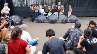 Massa dari Koalisi Masyarakat Sipil saat menggelar aksi di Pintu Gerbang Pancadila gedung DPR RI, Jakarta, Senin (14/7/2025). [Suara.com/Alfian Winanto]
