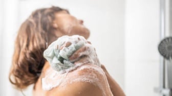 7 Pilihan Sabun Mandi Pemutih Badan yang Aman, Kulit Auto Kinclong Modal Rp18 Ribuan!