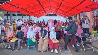 Sejumlah siswa menunggu untuk registrasi Sekolah Rakyat Menengah Pertama di Sentra Paramita Mataram, Desa Bengkel, Lombok Barat, NTB, Senin (14/7/2025). [ANTARA FOTO/Ahmad Subaidi/rwa]