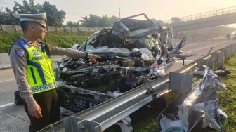 Tragedi di Tol Batang-Semarang: Pajero Dihantam Dua Truk hingga Ringsek, 3 Nyawa Melayang
