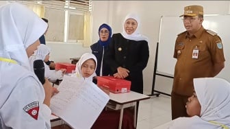 Khofifah Saksikan Perjuangan Siswa Sekolah Rakyat: Naik Ambulans Demi Putus Rantai Kemiskinan