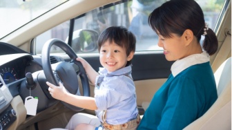 Perbedaan Car Seat dan Baby Carrier, Mana Lebih Aman untuk Si Kecil?
