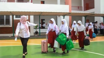 Siswa beraktivitas pada pembukaan masa pengenalan lingkungan sekolah (MPLS) di Sekolah Rakyat Menengah Pertama (SRMP) Sentra Handayani, Jakarta, Senin (14/7/2025). [Suara.com/Alfian Winanto]