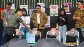 Massa dari Koalisi Masyarakat Sipil saat menggelar aksi di Pintu Gerbang Pancadila gedung DPR RI, Jakarta, Senin (14/7/2025). [Suara.com/Alfian Winanto]
