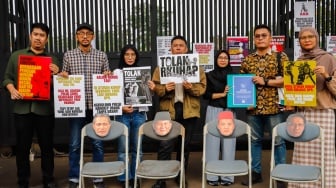 Massa dari Koalisi Masyarakat Sipil saat menggelar aksi di Pintu Gerbang Pancadila gedung DPR RI, Jakarta, Senin (14/7/2025). [Suara.com/Alfian Winanto]
