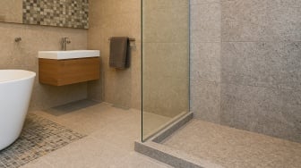 8 Jenis Granit Kamar Mandi Anti Licin, Bikin Aman dan Elegan!
