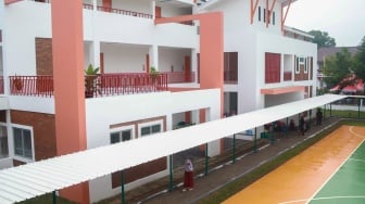 Suasana pembukaan masa pengenalan lingkungan sekolah (MPLS) di Sekolah Rakyat Menengah Pertama (SRMP) Sentra Handayani, Jakarta, Senin (14/7/2025). [Suara.com/Alfian Winanto]