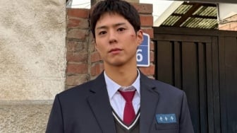 Waterfall oleh Park Bo Gum: Kekuatan dan Harapan di Tengah Kesulitan