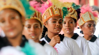 Siswa Sekolah Rakyat menampilkan tari khas Papua di halaman Balai Besar Pendidikan dan Pelatihan Kesejahteraan Sosial (BBPPKS) Jayapura, Papua, Senin (14/7/2025). [ANTARA FOTO/Gusti Tanati/rwa]