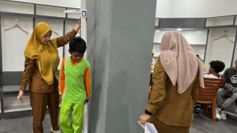 99 Calon Siswa Sekolah Rakyat Jalani Pemeriksaan Kesehatan di Stadion Segiri