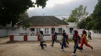 Pelajar mengikuti tes kebugaran saat hari pertama sekolah di Sekolah Rakyat jenjang SMA di Sonosewu, Kasihan, Bantul, DI. Yogyakarta, Senin (14/7/2025). [ANTARA FOTO/Andreas Fitri Atmoko/rwa]
