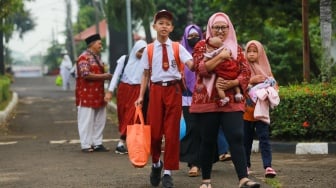 Siswa beraktivitas pada pembukaan masa pengenalan lingkungan sekolah (MPLS) di Sekolah Rakyat Menengah Pertama (SRMP) Sentra Handayani, Jakarta, Senin (14/7/2025). [Suara.com/Alfian Winanto]