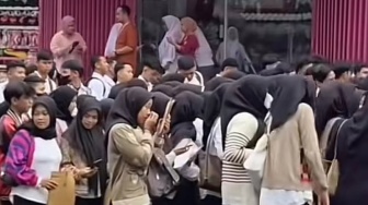 Ribuan Pelamar Serbu Lowongan Kerja Toko di Cianjur, Antre Sejak Subuh Demi Gaji UMR