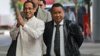 Ekspresi Nadiem Makarim Menuju Ruang Pemeriksaan Kejagung
