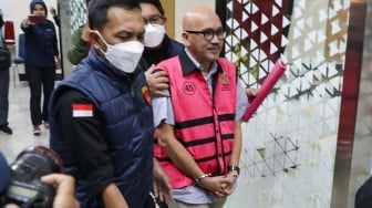 Direktur SMP Kemendikbudristek 2020, Mulyatsyah dibawa ke mobil tahanan di Kejaksaan Agung, Jakarta, Selasa (15/7/2025). [Suara.com/Alfian Winanto]
