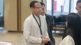 Mantan Menteri Pendidikan, Kebudayaan, Riset, dan Teknologi (Mendikbudristek) 2019-2024 Nadiem Makarim tiba untuk memenuhi panggilan pemeriksaan di Jampidsus, Kejaksaan Agung, Jakarta Selatan, Selasa (15/7/2025). [Suara.com/Alfian Winanto]