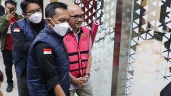 Direktur SMP Kemendikbudristek 2020, Mulyatsyah dibawa ke mobil tahanan di Kejaksaan Agung, Jakarta, Selasa (15/7/2025). [Suara.com/Alfian Winanto]
