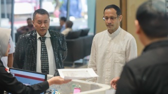 Mantan Menteri Pendidikan, Kebudayaan, Riset, dan Teknologi (Mendikbudristek) 2019-2024 Nadiem Makarim (tengah) bersama kuasa hukum Hotman Paris (kiri) tiba untuk memenuhi panggilan pemeriksaan di Jampidsus, Kejaksaan Agung, Jakarta Selatan, Selasa (15/7/2025). [Suara.com/Alfian Winanto]