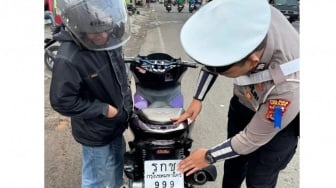 Gaya-gayaan Berujung Tilang, Pemotor Nmax Pakai 'Plat Nomor Thailand' Terancam Denda Rp500 Ribu