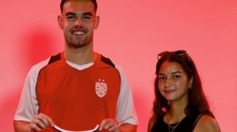 Siapa Estella Loupatty? Perempuan Keturunan di Samping Jens Raven Pamer Teken Kontrak Bali United