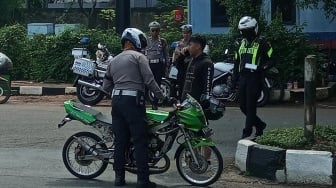 Jangan Coba-Coba! Operasi Patuh Lodaya Bogor 2025 Pakai Tilang Ganda: HP Polisi dan Manual di Tempat