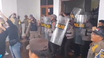 Di Jatim Difatwa Haram, di Baubau Pemilik Sound Horeg Ngamuk 'Perang' Batu, Ada Apa?