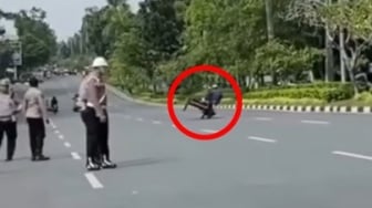 Aksi Becak Motor Standing Depan Polisi yang Siaga Sambut Kapolri di Pekanbaru