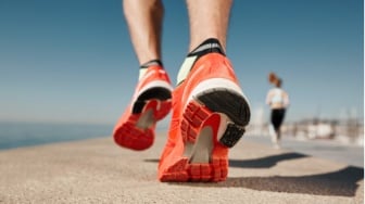 5 Rekomendasi Sepatu Running Carbon Plate Lokal Terbaik 2025, Harga Mulai Rp500 Ribuan