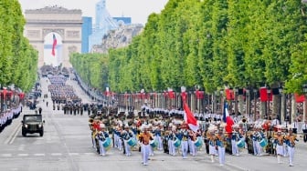 Kontingen "Patriot Indonesia II" berpartisipasi parade parade Bastille Day yang dihadiri Presiden Prabowo di jalan Champs-Elysees, Paris, Prancis, Senin (14/7/2025). [HO/Setpres-Laily Rachev]
