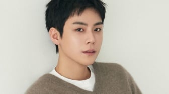 Bisa Buat ke Kantor atau Ngopi, Sontek 4 Smart Casual Look ala Kim Do Hoon!