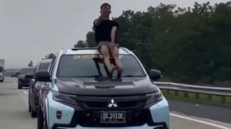 Viral! Detik-detik Ngeri Remaja 'Pacu Jalur' di Atas Mobil di Tol Lampung