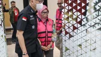 Tersangka Direktur Sekolah Dasar Direktorat Jenderal Pendidikan Anak Usia Dini, Pendidikan Dasar dan Pendidikan Menengah tahun 2020-2021, Sri Wahyuningsih dibawa ke mobil tahanan di Kejaksaan Agung, Jakarta, Selasa (15/7/2025). [Suara.com/Alfian Winanto]