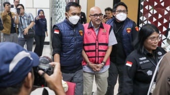 Direktur SMP Kemendikbudristek 2020, Mulyatsyah dibawa ke mobil tahanan di Kejaksaan Agung, Jakarta, Selasa (15/7/2025). [Suara.com/Alfian Winanto]
