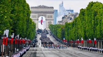 Kontingen "Patriot Indonesia II" berpartisipasi parade parade Bastille Day yang dihadiri Presiden Prabowo di jalan Champs-Elysees, Paris, Prancis, Senin (14/7/2025). [HO/Setpres-Laily Rachev]