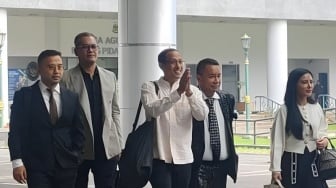 Diperiksa Lagi usai Dicekal Kasus Chromebook, Gaya Nadiem saat Dikawal Hotman Paris dkk di Kejagung