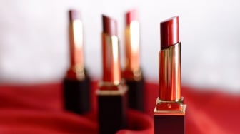 5 Lipstik Glossy Tahan Lama Terbaik untuk Bibir Berkilau Seperti Kaca