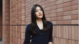 4 Inspirasi OOTD Traveling ala Anissa Aziza, Simpel tapi Eye-Catching!