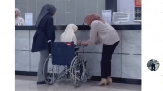 Viral Pelayanan Teller BRI Purwodadi ke Nenek di Kursi Roda, Warganet: Seperti Keluarga Sendiri!