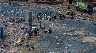 Pemulung memilah sampah plastik di zona perluasan atau zona 5 Tempat Pembuangan Akhir (TPA) Sarimukti, Cipatat, Kabupaten Bandung Barat, Jawa Barat, Rabu (16/7/2025). [ANTARA FOTO/Abdan Syakura/foc]