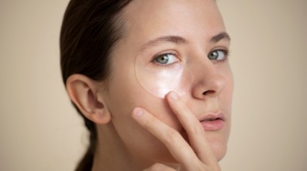 Bye-Bye Mata Panda! 6 Eye Cream Ampuh Hilangkan Lingkaran Hitam dan Kerutan