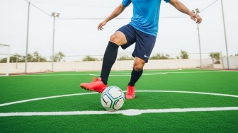 Sepatu Futsal Lokal Rasa Internasional? Cek 5 Seri Specs Ini Biar Makin Lincah dan Gesit